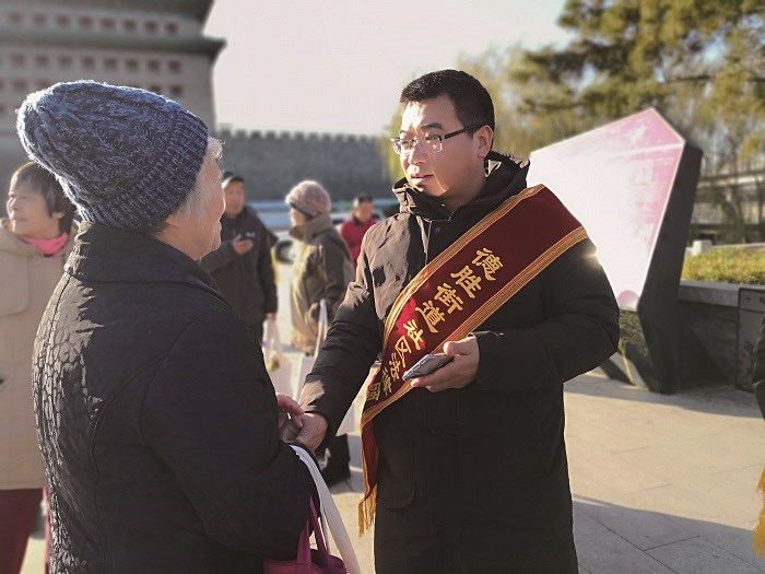 2019年12月3日，赵常民律师在西城区德胜街道德胜门箭楼北侧广场参加“践行红墙意识，弘扬宪法精神，推进法治西城建设”12.4宪法日宣传活动.jpg