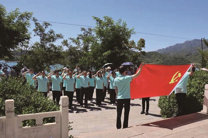 组织党员律师在白乙化烈士纪念馆重温入党誓词.jpg