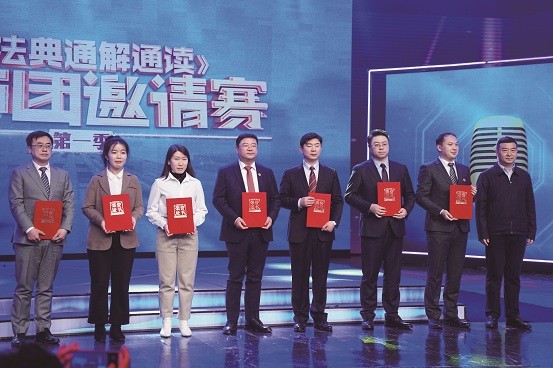 202205_1652843732764.jpg 5市司法局二级巡视员夏涛为荣获“律所最佳组织奖”的律所颁奖.jpg