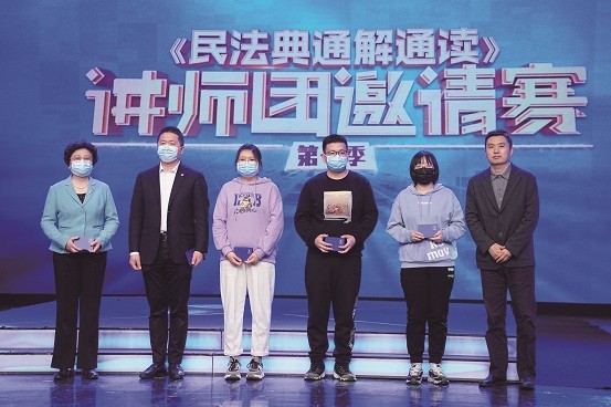 202205_1652843769205.jpg 6北京广播电视台科教频道中心副主任王勇为获得“百姓参与奖”的5位热心群众颁奖.jpg