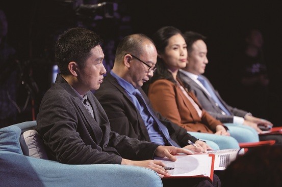 202205_1652843851406.jpg 3特邀评委认真观看参赛律师演讲.jpg