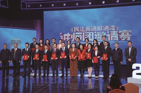 202205_1652843879100.jpg 7与会领导为20位入选讲师团律师颁发聘书.jpg