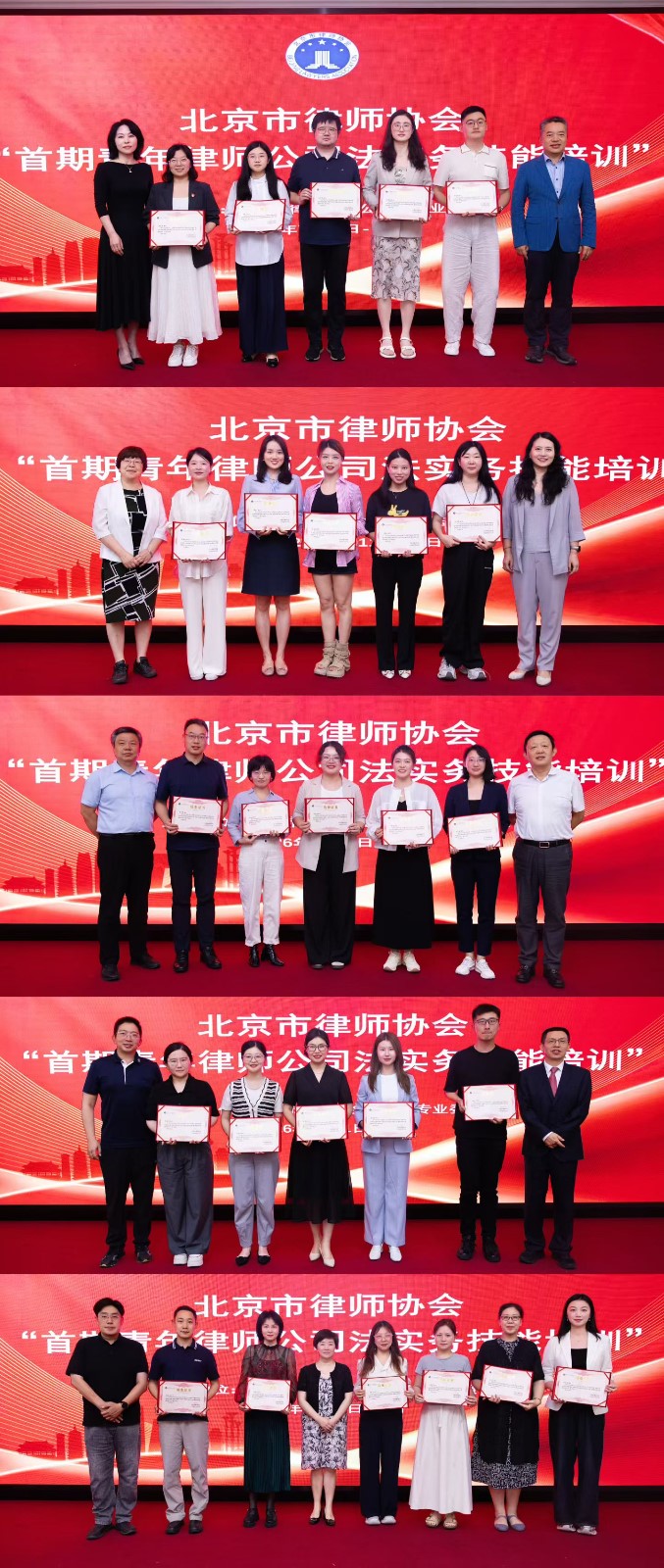 图为向学员颁发结业证书.jpg