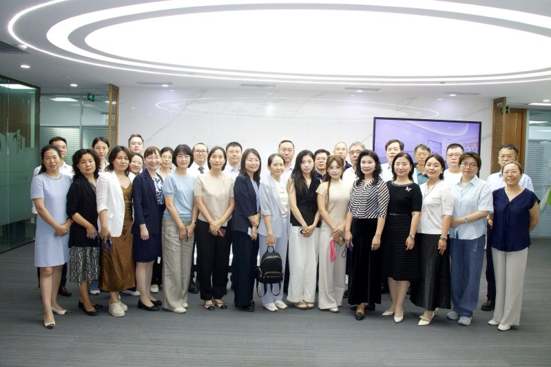 图为与会人员合影.jpg